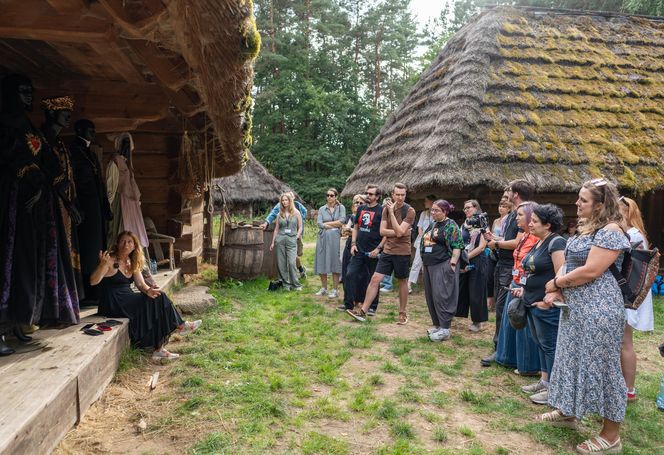 Katarzyna Lewińska (kostiumografka) z ogromną pasją opowiadała o istocie, symbolice, a także genezie serialowych kostiumów szlachciców i chłopów.