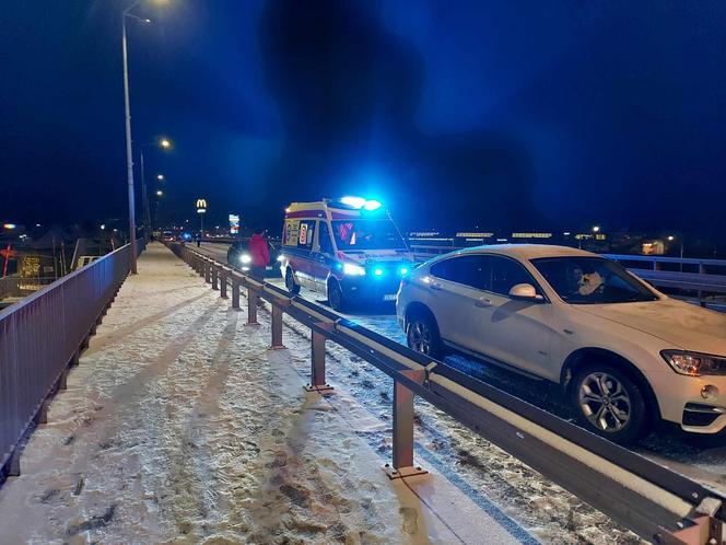 Starachowice. Zderzenie kilku samochodów na wiadukcie