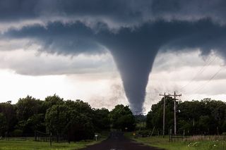 Szalejące tornado zrywa dachy! Grad jak piłki golfowe, a to dopiero początek