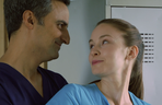Barwy szczęścia, odc. 2752: Zbyszek Stawicki (Piotr Borowski), pielęgniarka Kama (Natalia Jędruś)