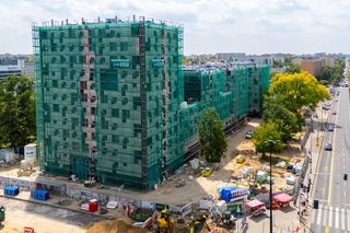 200 tanich mieszkań od czołowych architektów. TBS na Ochocie od JEMS Architekci coraz bliższy ukończenia