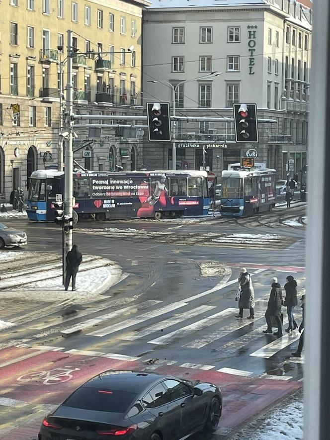 Seria stłuczek i awarii we Wrocławiu. Trudny dzień dla pasażerów MPK. Co będzie przy większych mrozach? 