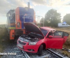 O krok od tragedii w Bogaczowie. Kobieta wjechała wprost pod nadjeżdżający pociąg