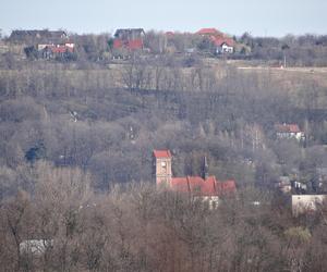 To jedna z najpiękniejszych wsi w Małopolsce. Odnaleziono w niej skarb z czasów średniowiecza