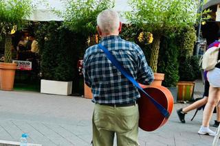 W Katowicach schorowany senior zbiera na leki grając na gitarze