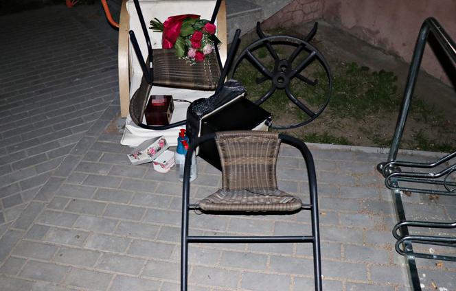 Suwałki. Demolka na osiedlu Północ. Na oczach policjantów wyrzucił pufę przez balkon
