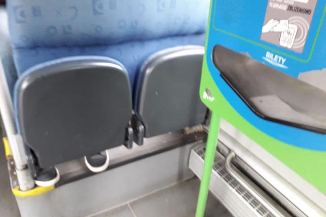 Bezużyteczne siedzenie w autobusie nr 53