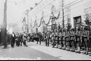 Marszałek Piłsudski przechodzi przed frontem kompanii honorowej. Dworzec kolejowy w Białymstoku, 1921 r