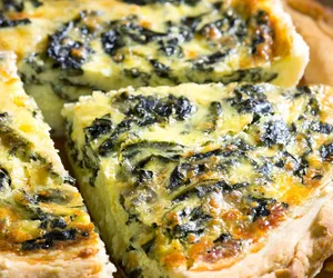 Jak zrobić quiche koronacyjny? Przepis na ulubioną potrawę króla Karola III