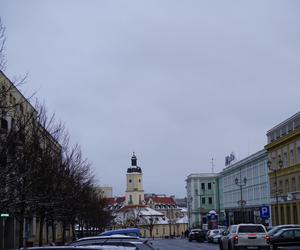 Białystok pod śniegiem. W mieście pojawiły się pierwsze świąteczne ozdoby