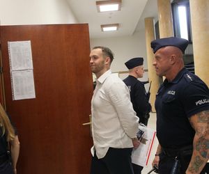 „Byłam obok, gdy tłukli Maćka”. Oskarżony o śmiertelne pobicie Maćka na Nowym Świecie z uśmiechem na twarzy słuchał zeznań świadków