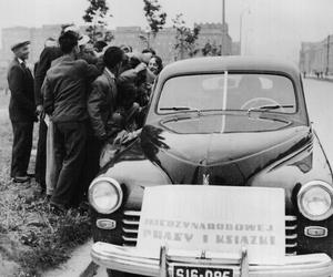 Kraków, Nowa Huta , 1954r. - samochód promujący otwarcie Klubu MPiK fot. Archiwum Empik