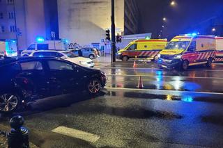 Warszawa. Prywatna karetka na sygnale huknęła w osobówkę. Jedna osoba trafiła do szpitala