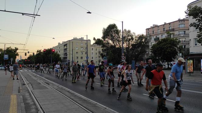 Rolkarze wyjechali na ulice Warszawy! Kierowcy skierowani na objazdy 