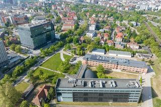 Koszarowiec w Poznaniu - zdjęcia przed i po. Zobacz przemianę magazynu artyleryjskiego w nowoczesny obiekt naukowy