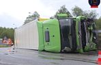 Ciężarówka przewróciła się na rondzie pod Otwockiem. Kierowca wjechał prosto w kopiec! 