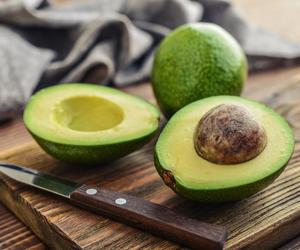 Ten napar jest pełen antyoksydantów. Przygotowuje się go z... pestki awokado