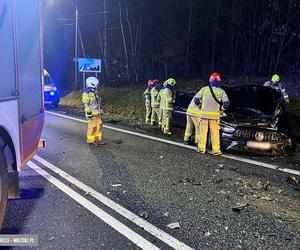 Z samochodów zostały wraki, dwie osoby ranne