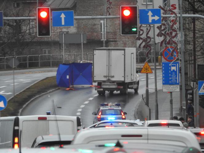 TRAGEDIA na wiadukcie Tarnobrzeskim! 34-latek wtargnął pod rozpędzone auto! [ZDJĘCIA]