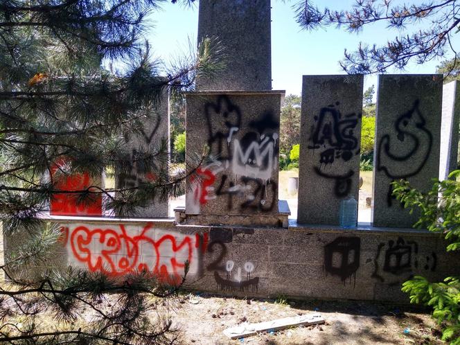 Zdewastowane pomniki na cmentarzu żołnierzy radzieckich w Rawiczu
