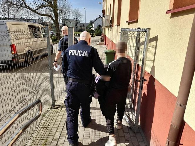 Policjanci zatrzymali dwóch braci z powiatu lęborskiego. Terroryzowali babcię