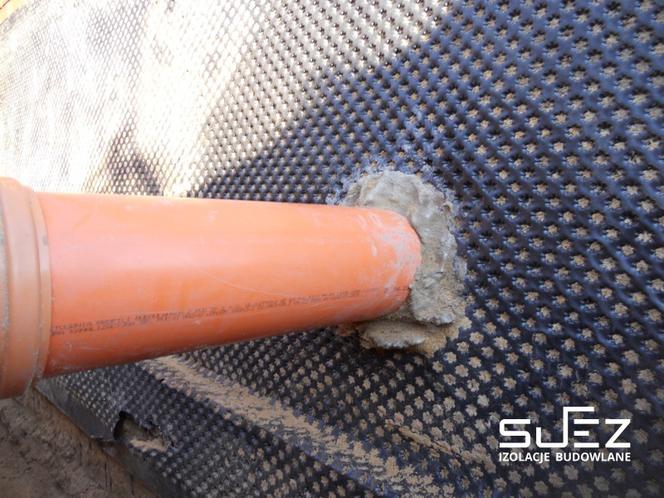 Miejsca przejść rur i instalacji powinny być szczelnie zabezpieczone