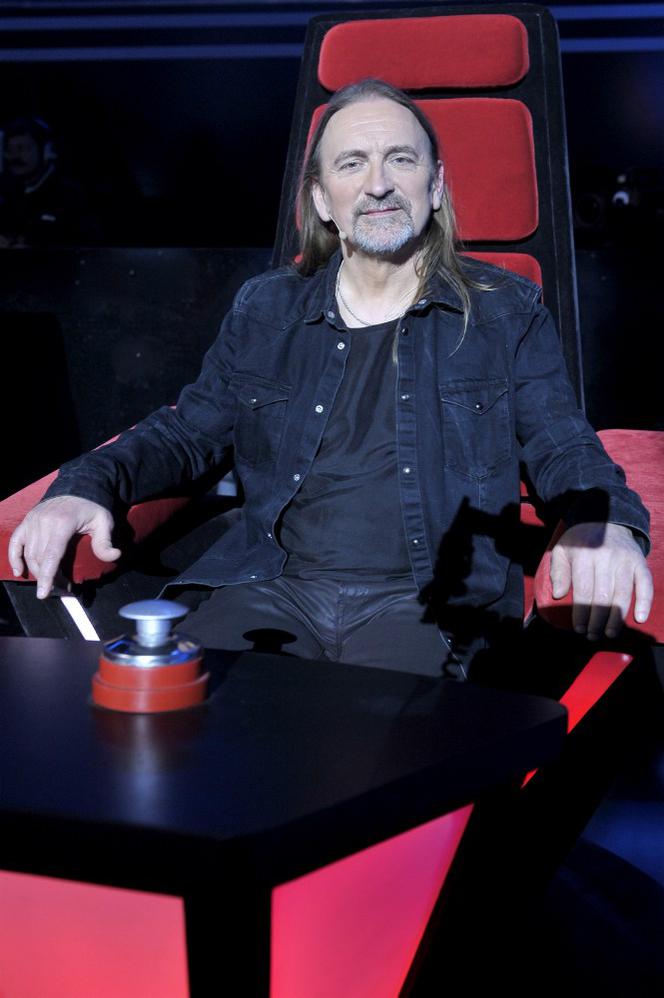 Górniak obcinała mu brwi