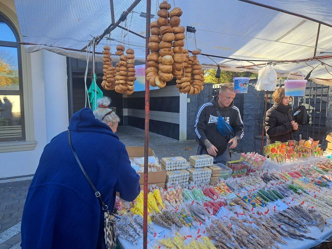 Cukierki i zabawki przy cmentarzu Rakowickim w Krakowie na Wszystkich Świętych 2024