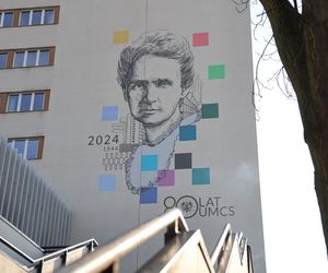 Na gmachu WPiA UMCS można podziwiać mural z wizerunkiem Marii Curie-Skłodowskiej 