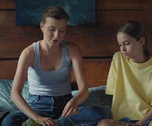 M jak miłość, odcinek jubileuszowy. Natalka (Dominika Suchecka), Hania (Wiktoria Basik)