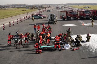Lotnisko we Wrocławiu zamknięte. Dziś strażacy przeprowadzili tu zakrojoną na szeroką skalę akcję ratowniczą