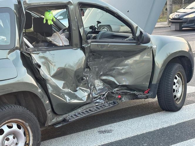 Śmiertelny wypadek na Ursynowie. Morocyklista wjechał w bok osobówki. Nie żyje