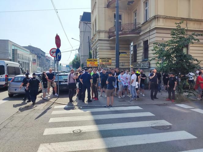 Związkowcy protestują pod biurem premiera w Katowicach