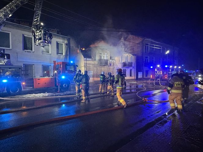 Nocny pożar w Falenicy. Strażacy walczyli z ogniem do rana