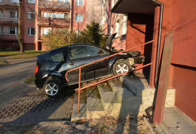 Jarosław: wjechał samochodem na schody