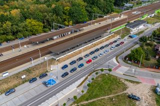Łatwiejsze przesiadki na Mazowszu. Nowy parking przy stacji kolejowej w Zielonce przyciąga tłumy
