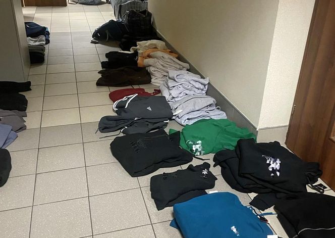 Policja zatrzymała trzy kobiety za handel podrobionymi ubraniami znanych marek na targowisku w Zbuczynie