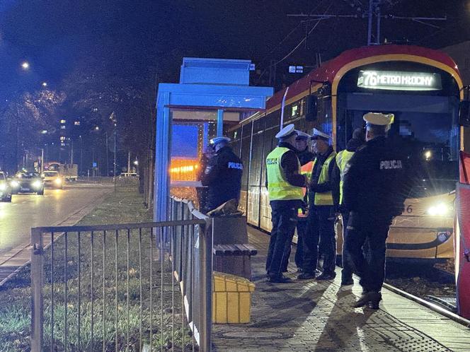 Wszedł na torowisko na czerwonym świecie. Przejechał go tramwaj. Zginął na miejscu