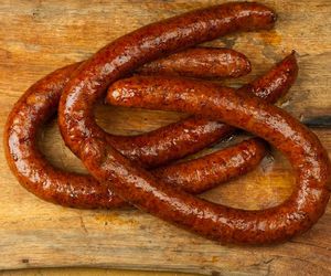 Kiełbasa drwala prosto z piekarnika. Sycący posiłek na chłodny, jesienny weekend