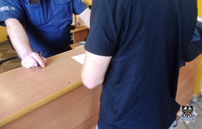 Zaatakowali policjantów, bo zwrócili im uwagę, że nie mają maseczek