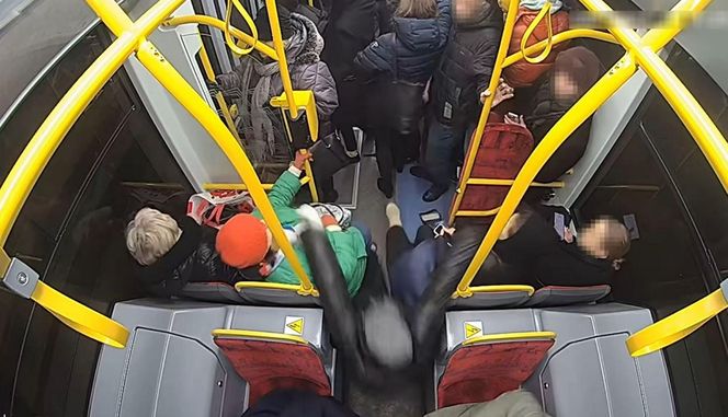 Szokujące sceny z tramwaju w Warszawie. Opublikowano właśnie nagranie. „Trzymaj się mocno”