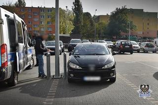  Trzylatek za kierownicą w Wałbrzychu. Przygniótł matkę do barierki na parkingu