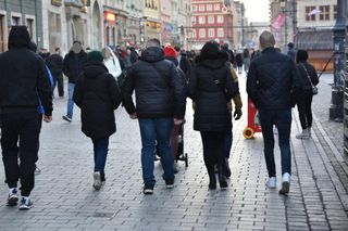 Polacy wypowiedzieli się na temat tego, czy polityk powinien zniknąć z życia publicznego, jeśli ma znajomości z osobami skazanymi