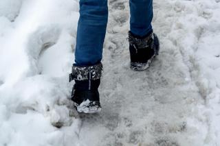 Plamy z soli na butach to zimowy koszmar. Dzięki tym trikom znikną raz-dwa!