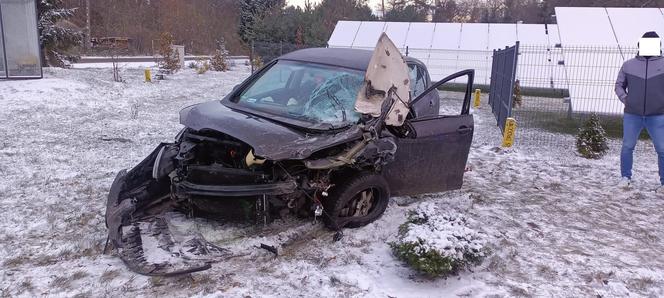 Pękła opona w tirze, zderzył się z samochodem osobowym. Wypadek na DK 12 niedaleko Leszna