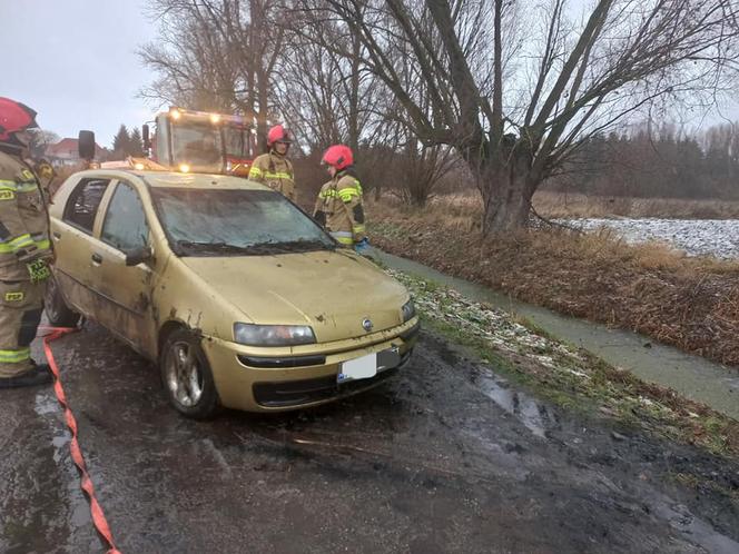 Wypadek w Żurawcu. Auto wpadło do rowu wypełnionego wodą [ZDJĘCIA]