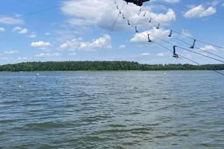 Wyciąg nart wodnych w Augustowie zniszczony. Prowadzący motorówkę poszukiwany przez policję