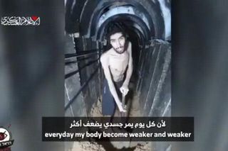 Musiał wykopać własny grób. Nagranie obiegło sieć