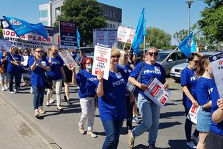 Strajk pielęgniarek i położnych w Olsztynie 7 czerwca. Relacja z protestu [ZDJĘCIA, WIDEO]