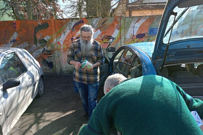 Jeden z nich pracował w schronisku, drugi tam żył. Teraz razem pomagają ludziom w kryzysie bezdomności